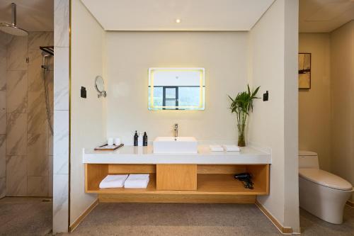 Ένα μπάνιο στο 柏纳酒店阳朔西街店