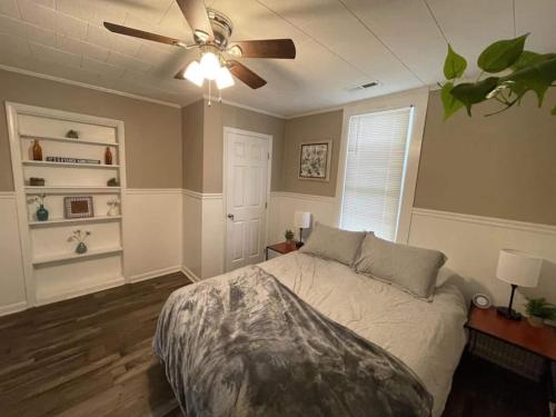 En eller flere senge i et værelse på The Yellow Cottage By Tims Ford Lake