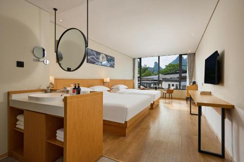 Ένα ή περισσότερα κρεβάτια σε δωμάτιο στο 柏纳酒店阳朔西街店