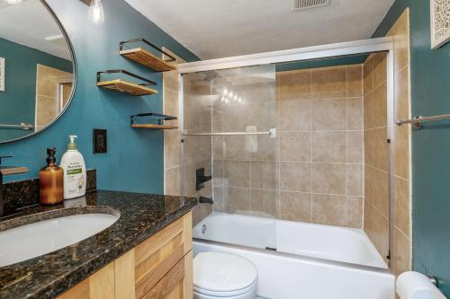 Ένα μπάνιο στο Family Retreat W Game Room & Backyard