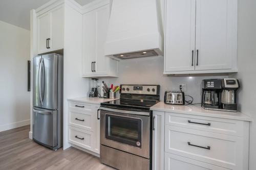 Η κουζίνα ή μικρή κουζίνα στο Huronia Luxury Lakefront Views & Game Room!