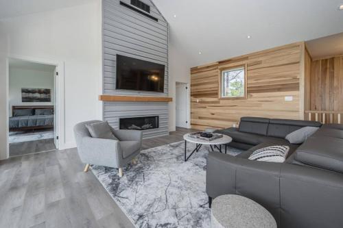 Χώρος καθιστικού στο Huronia Luxury Lakefront Views & Game Room!