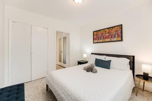 Un dormitorio blanco con una cama grande y una mesa. en Vacation Apt Walkable To Brickell & Calle 8, en Miami