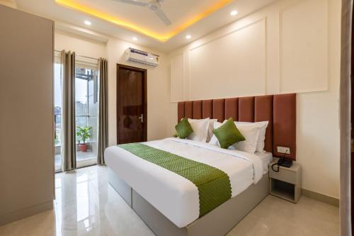 Postel nebo postele na pokoji v ubytování Limewood Stay 2 BHK Service Apartment Near Artemis Hospital