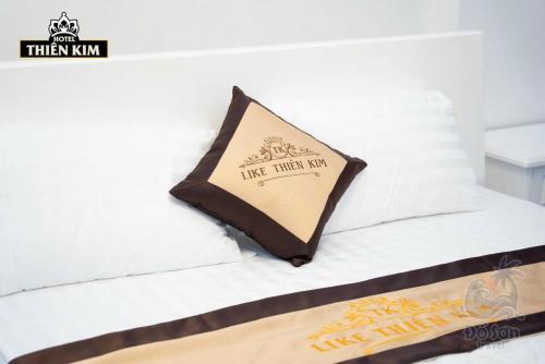 a pillow sitting on top of a bed at Anna Belle Đồi Rồng Hotel - Homestay chuỗi HPT Home Hải Phòng in Kon Rung (1)