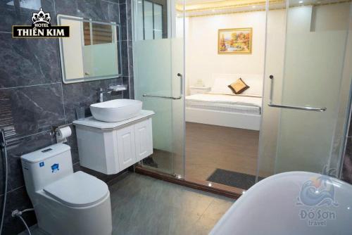 a bathroom with a toilet and a sink and a shower at Anna Belle Đồi Rồng Hotel - Homestay chuỗi HPT Home Hải Phòng in Kon Rung (1)