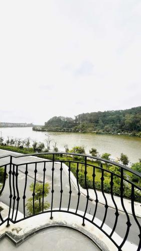 a balcony with a view of a river at Anna Belle Đồi Rồng Hotel - Homestay chuỗi HPT Home Hải Phòng in Kon Rung (1)
