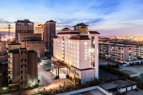 a view of a building in a city at night at 曲阜三孔景区万信r酒店 in Qufu