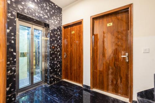 Koupelna v ubytování Limewood Stay 2 BHK Service Apartment Near Artemis Hospital