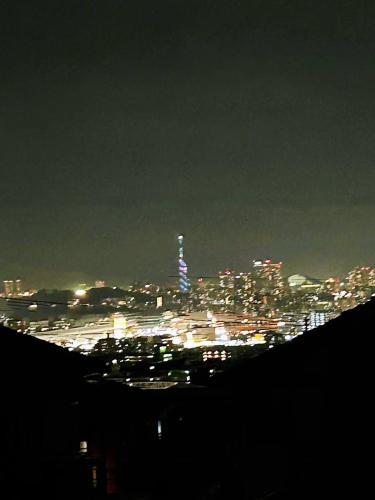 une ligne d'horizon nocturne avec la tour eiffel dans l'établissement 福冈独栋别墅Coco, à Fukuoka