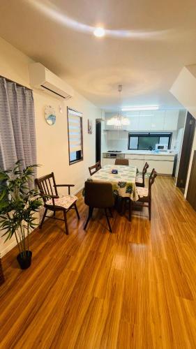 un salon avec une table et des chaises et une cuisine dans l'établissement 福冈独栋别墅Coco, à Fukuoka