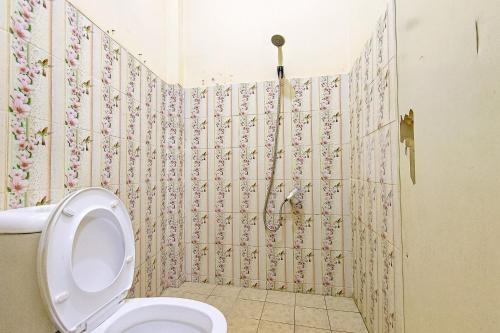 Ένα μπάνιο στο Homestay Cemara Bekasi Mitra RedDoorz