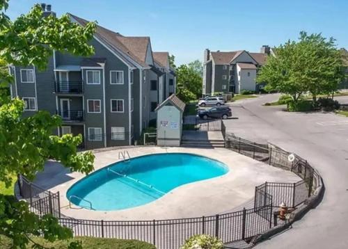 una piscina frente a un edificio en Heavenly View condo, en Chalet Village