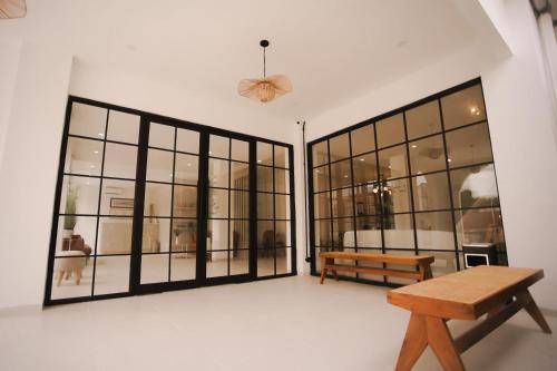 a room with a bench and large windows at GOtoBED 