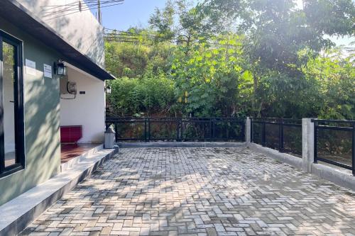 Urbanview DSulthan Guest House Syariah IKNにある庭
