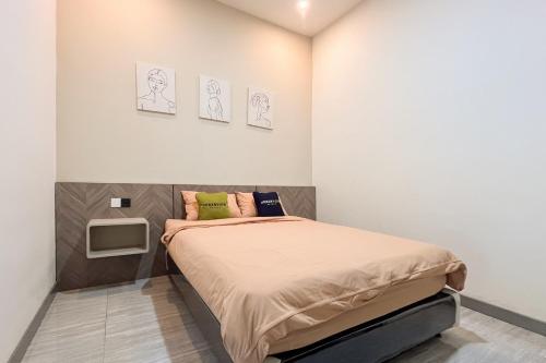 Urbanview DSulthan Guest House Syariah IKNにあるベッド