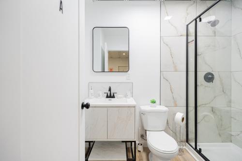 um banheiro com vaso sanitário, pia e chuveiro em Room 1 - apartment 2 in a SHARED apartment em Montréal