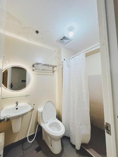 MoloにあるSimple Stay Perfect for Restful Nightsのトイレと洗面台付きのバスルーム