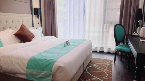 a bedroom with a bed and a desk and a window at Xana Hotelle Xi'an Zhonglou, Huimin Street Metro Station in Xi'an
