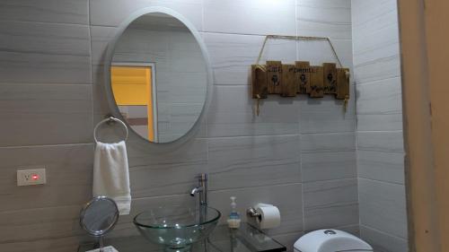un baño con lavabo y espejo en Casa Moctezuma Urban escape, en Ensenada