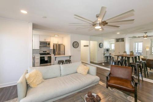 ein Wohnzimmer mit einer weißen Couch und einer Küche in der Unterkunft Stayatl High Rise Condo Downtown Atl With Views in Atlanta