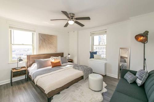 ein Schlafzimmer mit einem Bett und einer Couch in der Unterkunft Stayatl High Rise Condo Downtown Atl With Views in Atlanta