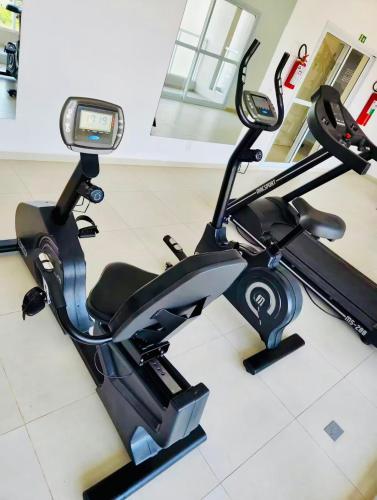 a exercise bike parked in a gym at Loft 132 Industrial luxury in Mogi das Cruzes