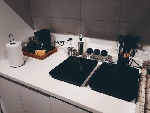 a kitchen counter with a sink in a kitchen at Loft 132 Industrial luxury in Mogi das Cruzes