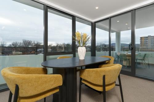 Fotografie z fotogalerie ubytování Dickson Deluxe 2BR Apartment - Hosted by Canstay v destinaci Canberra