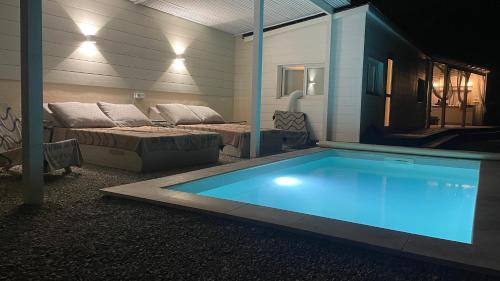 Photo de la galerie de l'établissement 2 Tiny homes with private Pool & Beds in Golf of St-Tropez, au Muy