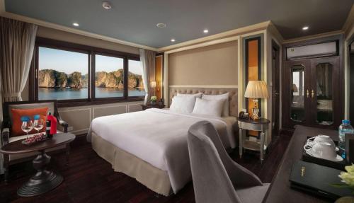 Postel nebo postele na pokoji v ubytování Halong Athena Cruise