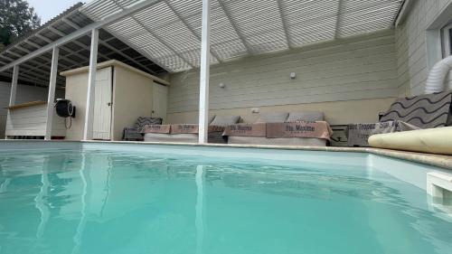 Photo de la galerie de l'établissement 2 Tiny homes with private Pool & Beds in Golf of St-Tropez, au Muy