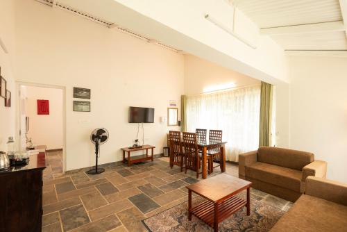 TV a/nebo společenská místnost v ubytování Ibex Resorts, Kotagiri