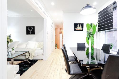 a dining room with a table and a couch at Royal Level-5 bedrooms avec 2 places de parking in Montréal