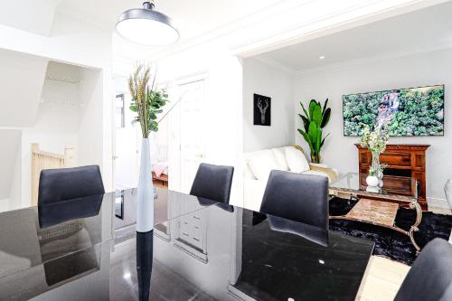 Gallery image of Royal Level-5 bedrooms avec 2 places de parking in Montréal