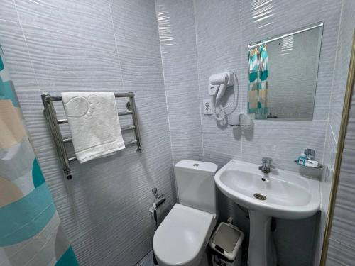 Un baño pequeño con inodoro y lavabo. en Alibaba and 40 pirates house, en Khiva