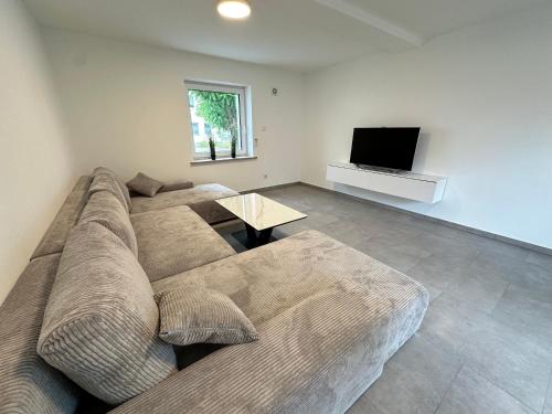 TV a/nebo společenská místnost v ubytování Ferienhaus Zentral, nahe Legoland und Stadtmitte, Flussblick - Perfekt für Familien, Geschäftstreffen, Monteure und mehr!