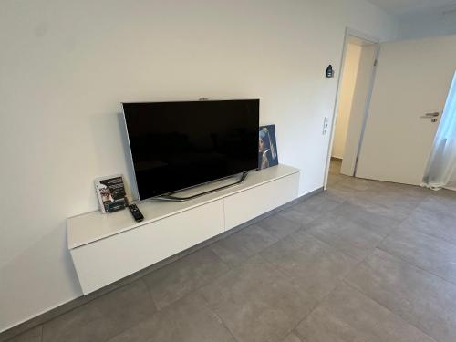 TV a/nebo společenská místnost v ubytování Ferienhaus Zentral, nahe Legoland und Stadtmitte, Flussblick - Perfekt für Familien, Geschäftstreffen, Monteure und mehr!
