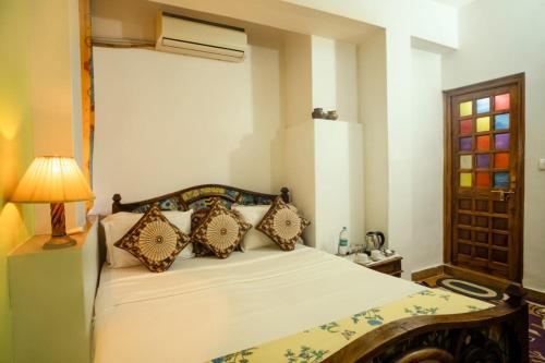 Ein Bett oder Betten in einem Zimmer der Unterkunft Hotel Rajmandir