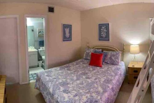 Ένα ή περισσότερα κρεβάτια σε δωμάτιο στο Oceanfront 2br Condo With Breathtaking Views Nsb