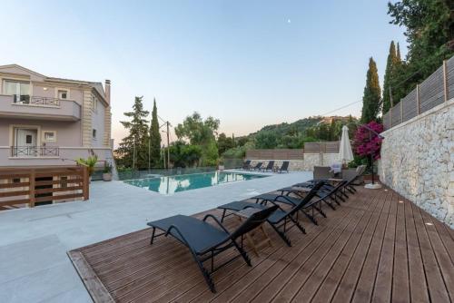 Bazén v ubytování SG Suites Corfu, A nebo v jeho okolí