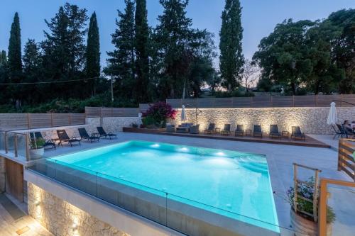Bazén v ubytování SG Suites Corfu, A nebo v jeho okolí