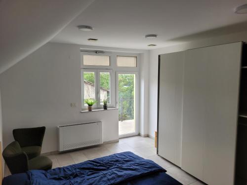 une chambre avec un lit et une fenêtre dans l'établissement Kranj Leisure Apartment, à Kranj