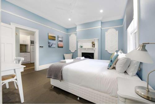 Ένα ή περισσότερα κρεβάτια σε δωμάτιο στο Blue Door Apartment - CBD Location, 2 Bed 2 Bath