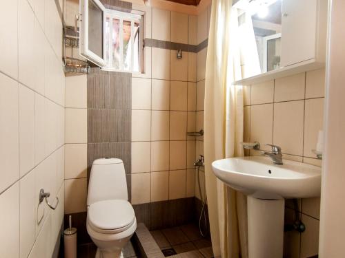 un piccolo bagno con servizi igienici e lavandino di Green Retreat a Spartià