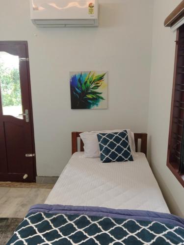 Ένα ή περισσότερα κρεβάτια σε δωμάτιο στο Tranquil Villa by River Peaceful stay by Homeyhuts
