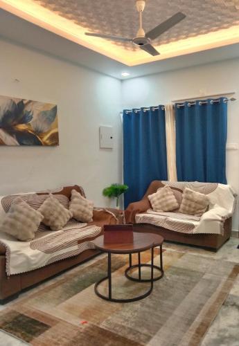 Χώρος καθιστικού στο Tranquil Villa by River Peaceful stay by Homeyhuts