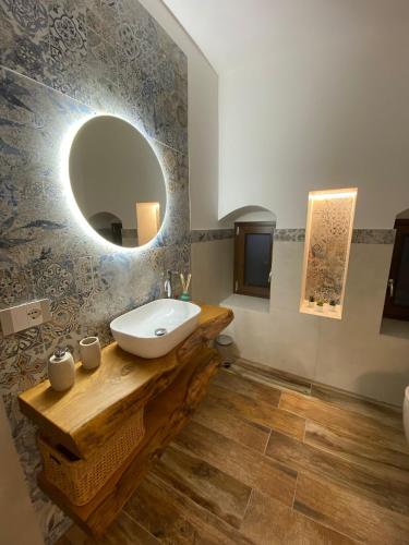 un bagno con lavandino e specchio di Dimora San Valentino a Vico del Gargano