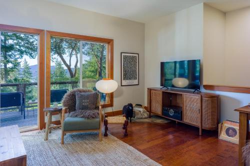 a living room with a chair and a television at Beautiful Waterviews, Pet-friendly, Close To Town in Eastsound