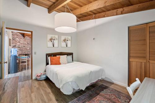 Katil atau katil-katil dalam bilik di The Riverfront Retreat-woods Landing